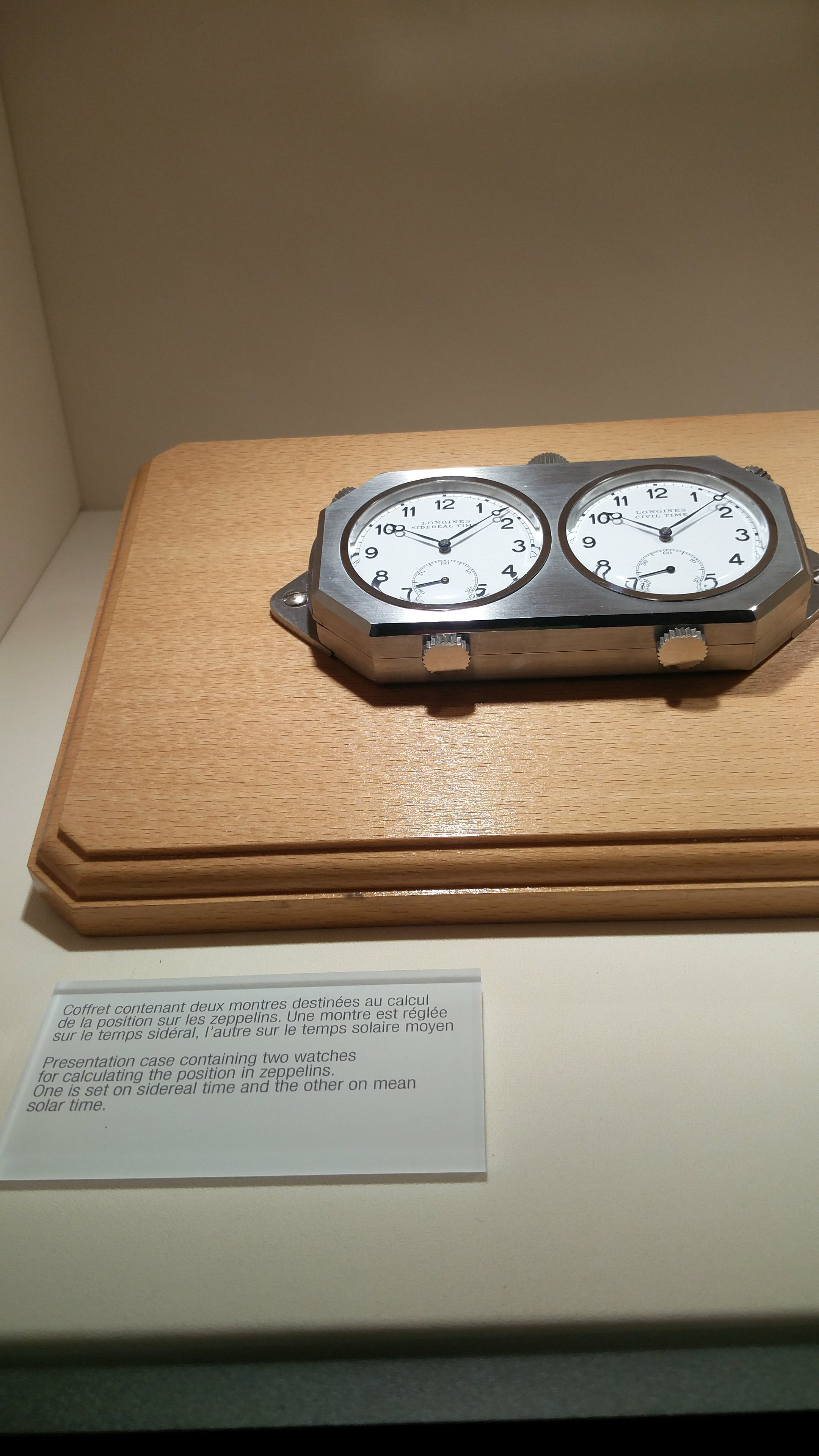 Presentation case containing two watches for calculating the position in zeppelins. One is set on sidereal time and the other on mean solar time. 