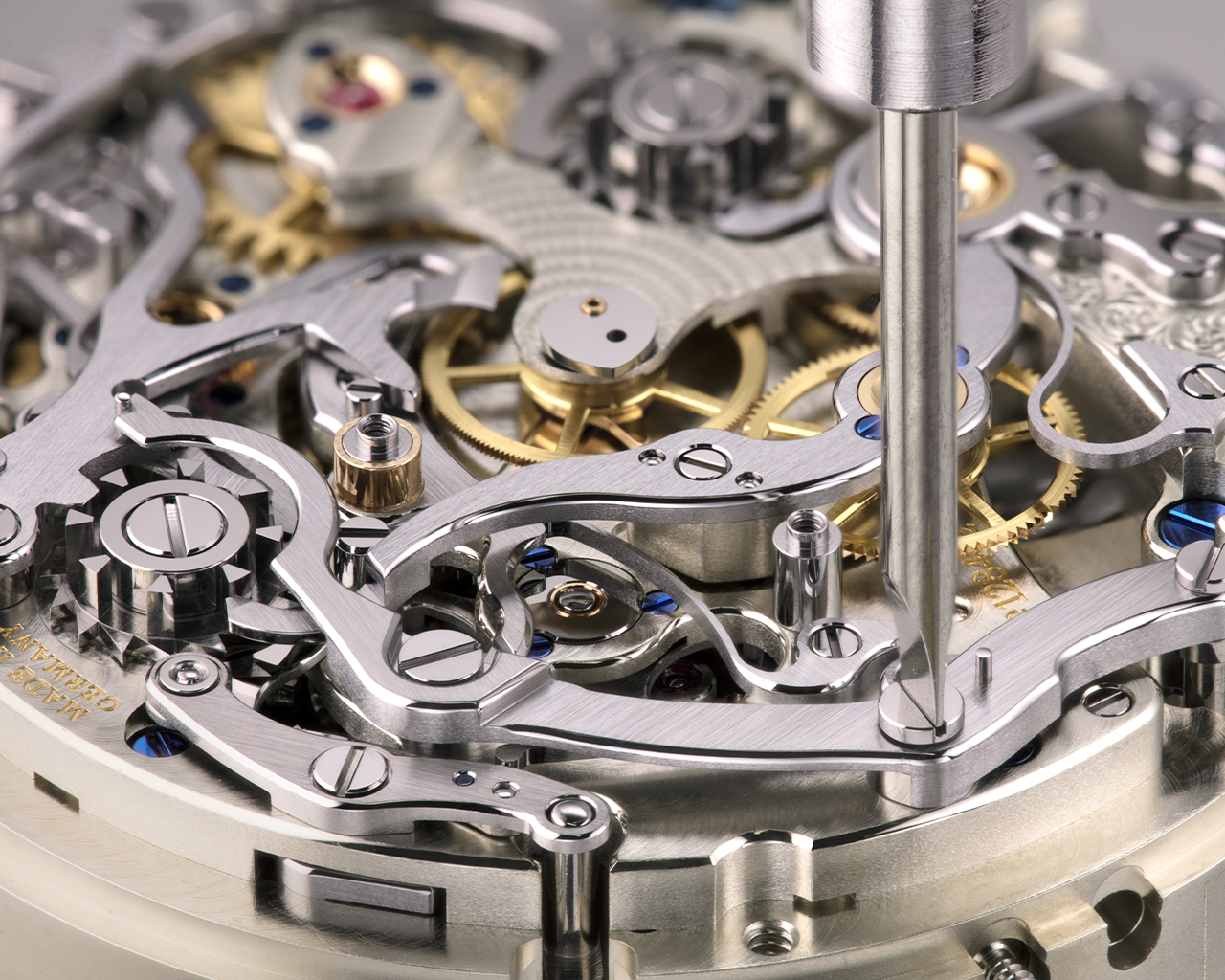 The chronograph and rattrapante mechanism is located on the movement side. It consists of a total of 136 parts. During the assembly phase, all of the individual parts of the elaborate column-wheel ensemble are manually tweaked and adjusted. This is because the wheels, levers, arbors and springs involved in the complex switching sequences must interact in a precisely defined order within fractions of a second to prevent mechanical conflicts.