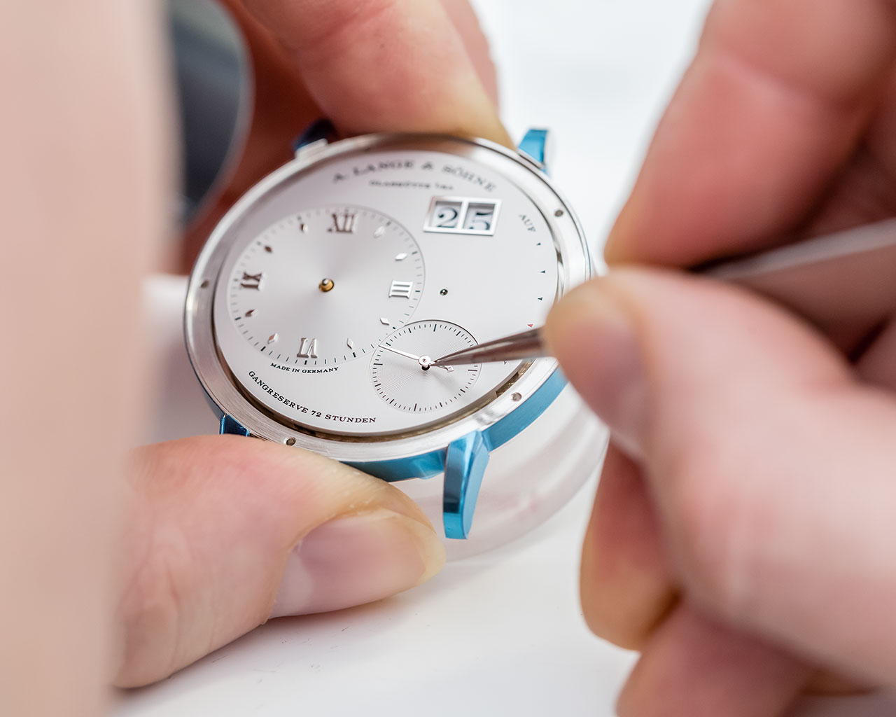 The hands are mounted and all the functions of the watch are checked. 