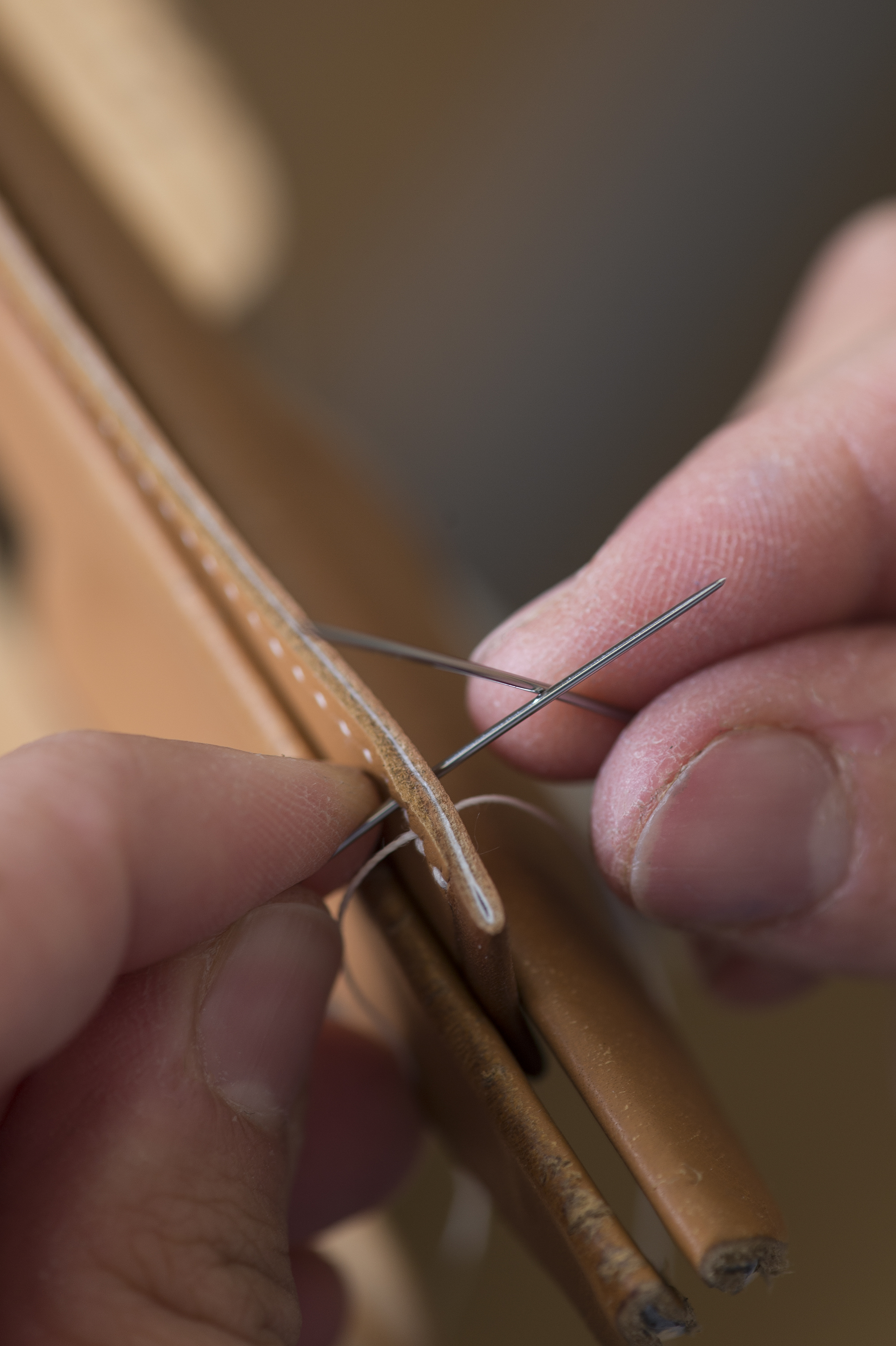 There are two main varieties of seams: machine-stitched and saddle-stitched. The latter requires two needles plied in opposite directions. The thread is knotted in the last few millimeters of the strap, where the “tunnel” for the spring bar is located. 