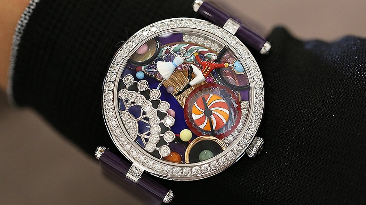 Hands-on, with the new Van Cleef & Arpels Lady Arpels Casse-Noisette